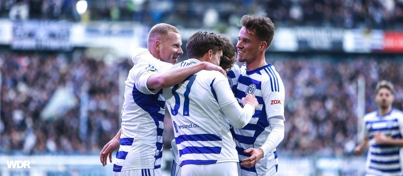 Die Spieler des MSV Duisburg bejubeln einen Treffer im Spiel gegen Alemannia Aachen. | IMAGO/Nico Herbertz Die Spieler des MSV Duisburg bejubeln einen Treffer im Spiel gegen Alemannia Aachen.