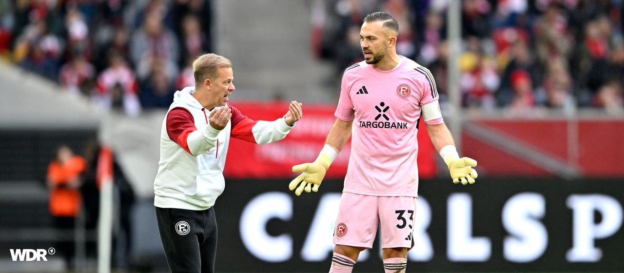 Fortuna Düsseldorfs Trainer Markus Anfang (links) diskutiert mit Torhüter Florian Kastenmeier.