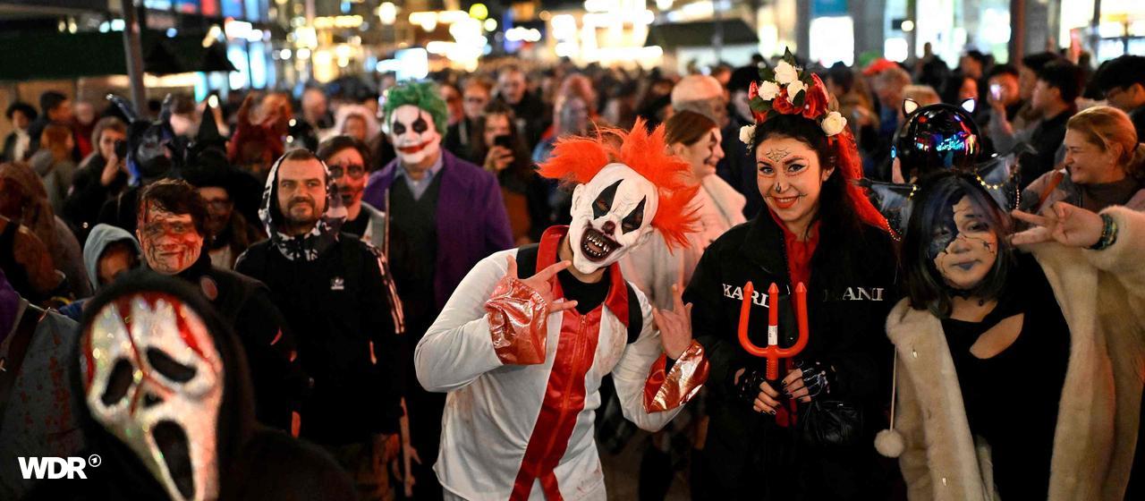Menschen in gruseligen Kostümen feiern Halloween 