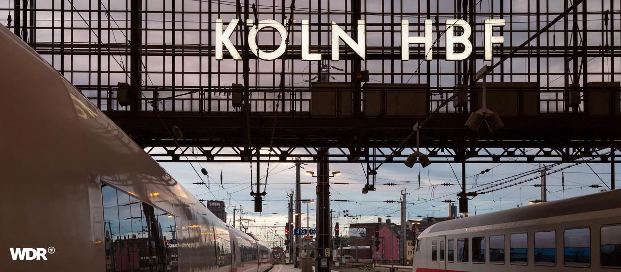 Bahnsteig im Kölner Hauptbahnhof, über dem Bahnsteig hängt der Schriftzug "KÖLN HBF"
