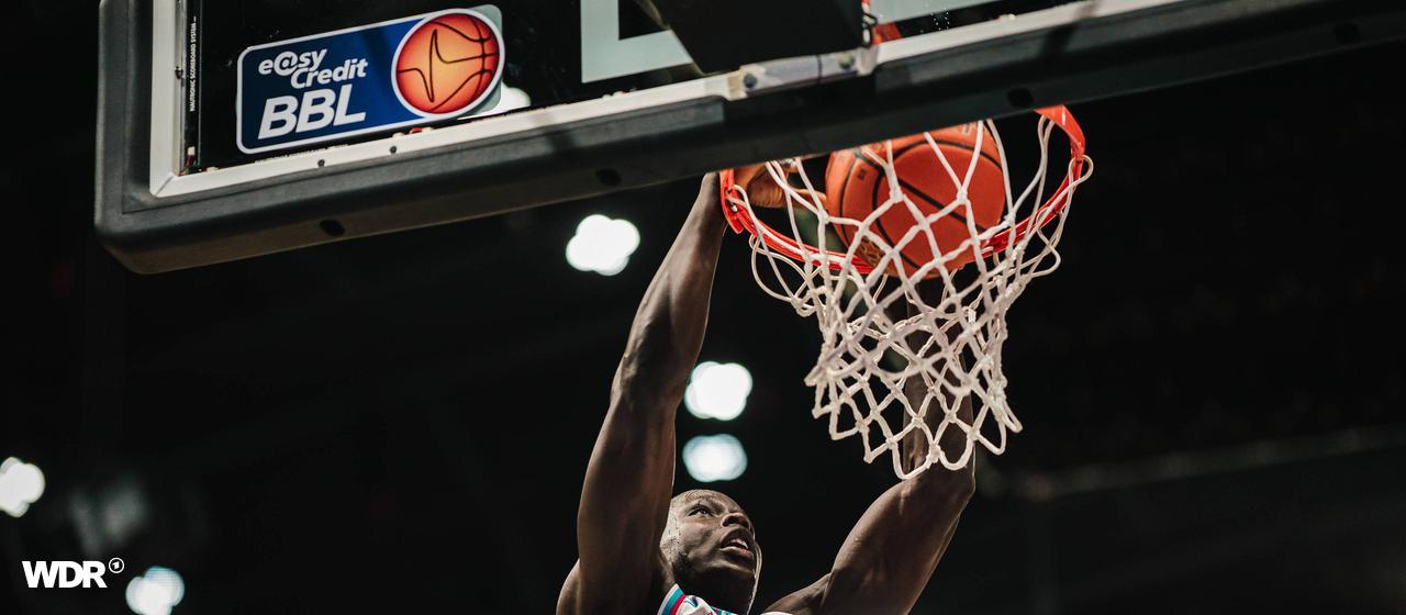 Kur Jongkuch von den Telekom Baskets Bonn beim Dunking im Spiel in Braunschweig.