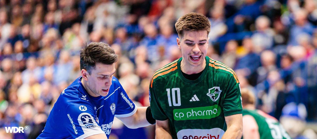 Lemgos Frederik Simak (l.) und hannovers Renars Uscins im Kampf um den Ball