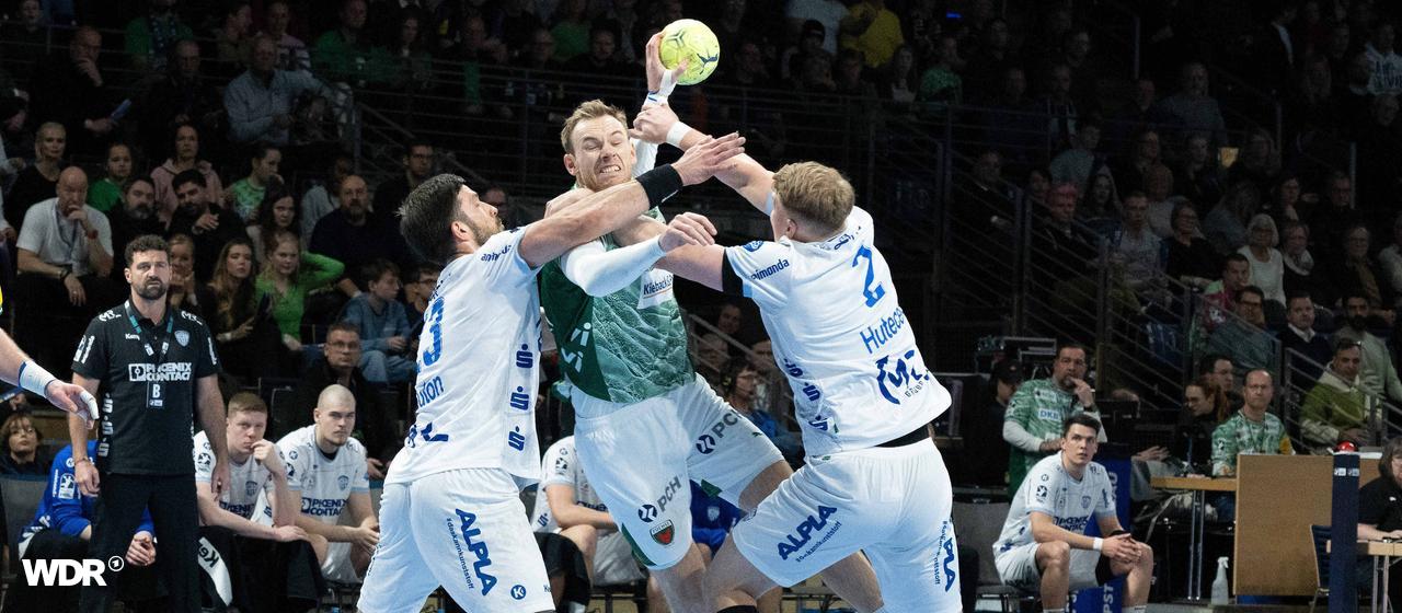 Tim Suton (links) und Lukas Hutecek (rechts) vom versuchen, Berlins Mathias Gidsel zu stoppen. | IMAGO/Daniel Lakomski Tim Suton (links) und Lukas Hutecek (rechts) vom versuchen, Berlins Mathias Gidsel zu stoppen.