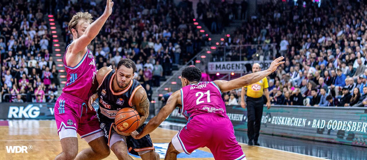 Vor allem mit Christopher Ledlum (Mitte) hatte die Bonner Defensive alle Hände voll zu tun.