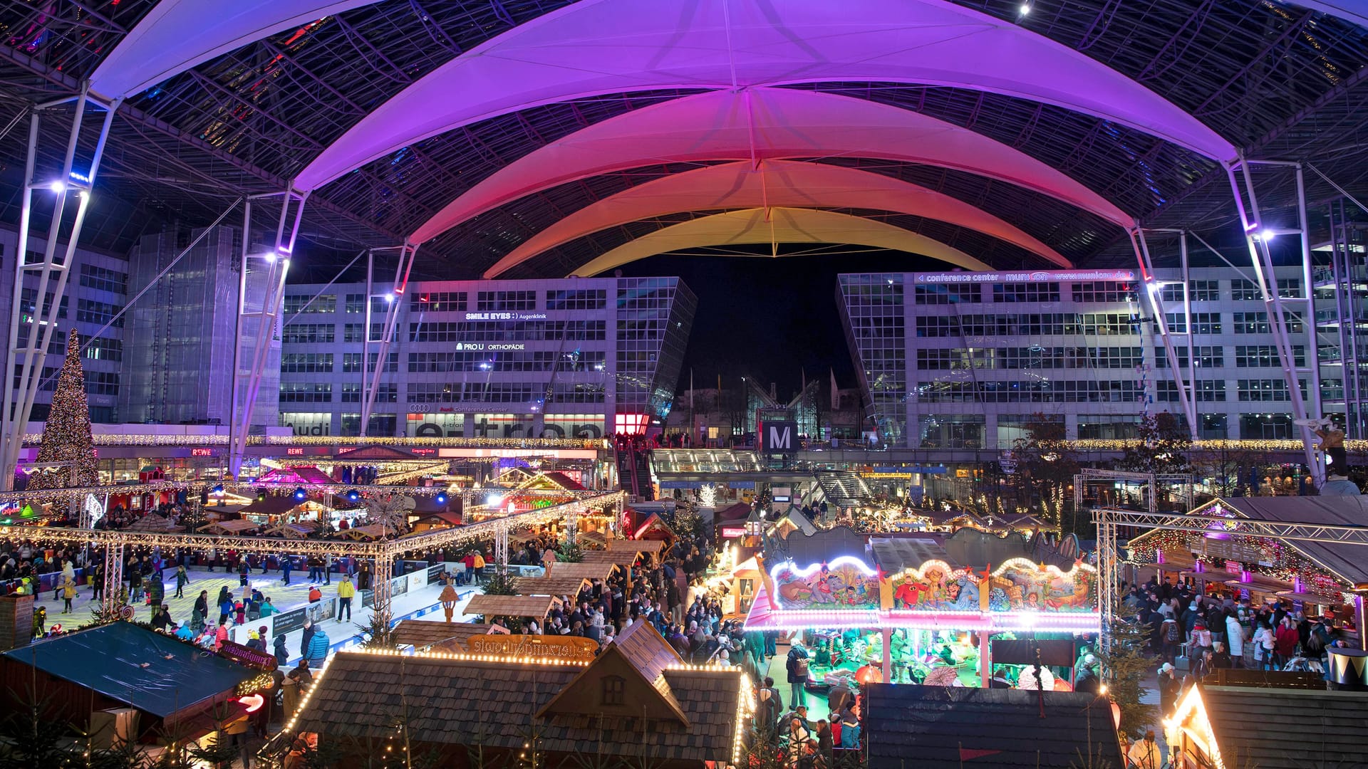 Weihnachtliche Stimmung zwischen den Terminals: Abends sorgen Live-Auftritte regionaler Künstler und Bands für Stimmung am Flughafen München (Archivbild).