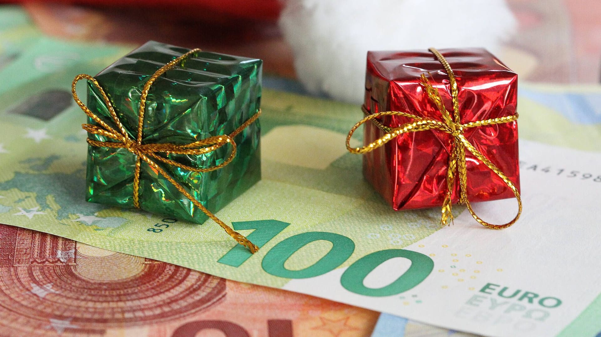 Weihnachtsgeld steht Ihnen unter Umständen auch im Mutterschutz zu. Weihnachtsgeld steht Ihnen unter Umständen auch im Mutterschutz zu.