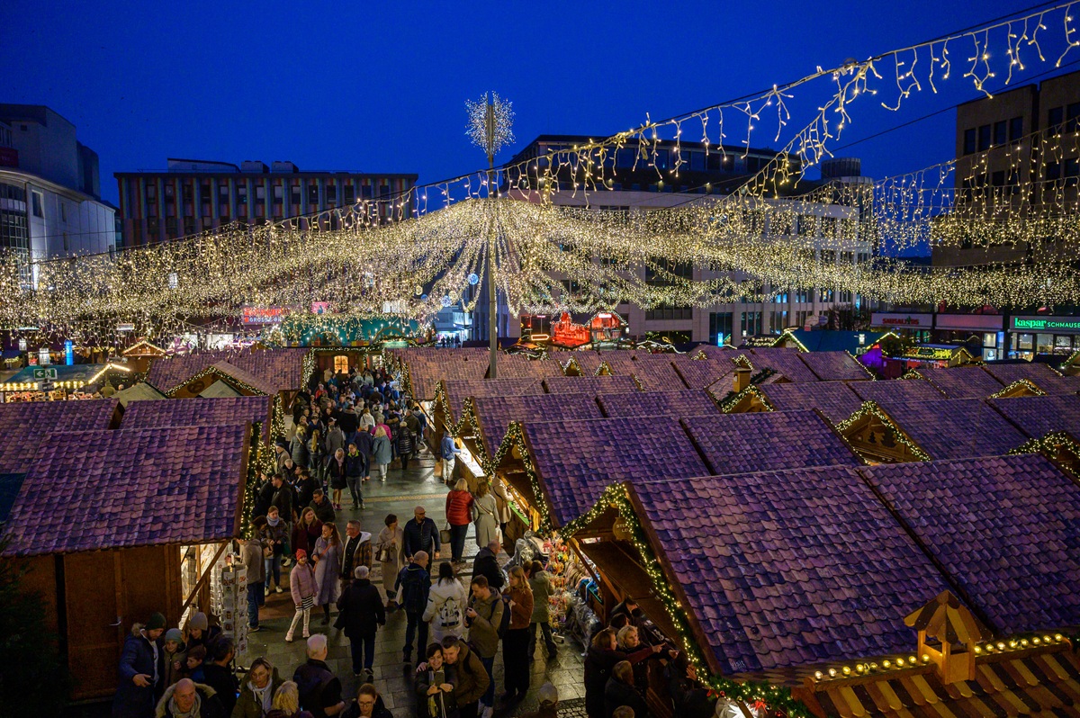 Riesen-Schlange auf Weihnachtsmarkt Essen - irrer Hype um diesen Stand