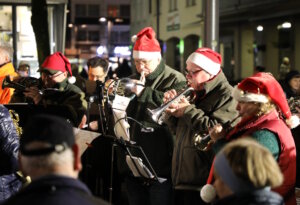 Die Solinger Jagdhornbläser sorgen mit ihren weihnachtlichen Klängen für die festliche Atmosphäre rund um die Weihnachtspyramide auf dem Alten Markt. (Foto: © Bastian Glumm)