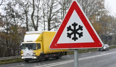 Ein Verkehrszeichen an einer Straße weist auf mögliche Glätte auf der Fahrbahn hin. Auch im Nordwesten Deutschlands herrscht winterliches Wetter.