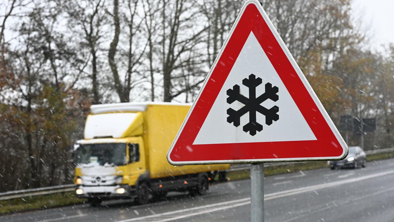 Ein Verkehrszeichen an einer Straße weist auf mögliche Glätte auf der Fahrbahn hin. Auch im Nordwesten Deutschlands herrscht winterliches Wetter.