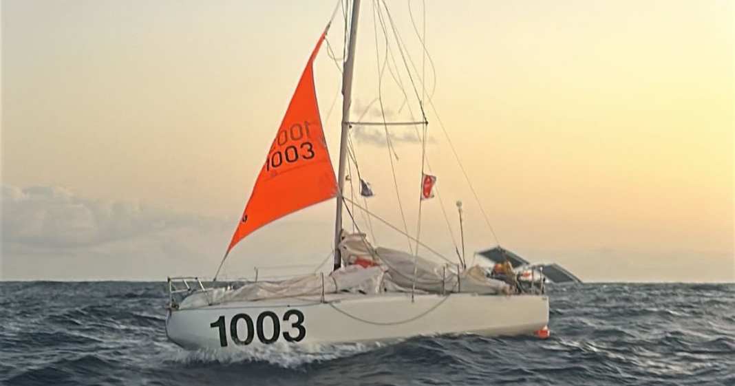 Mini-Transat: Mastbruch! Thiemo Huuk segelt mit Notrigg weiter