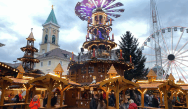 Preise, Glühwein und Bratwurst auf dem Marktplatz