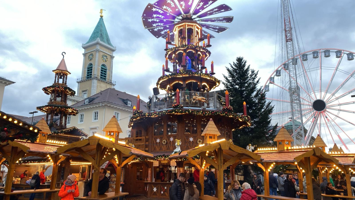 Preise, Glühwein und Bratwurst auf dem Marktplatz