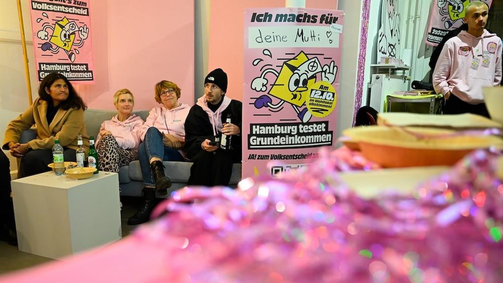 Modellversuch zum Grundeinkommen: Am 12. Oktober, dem Abend des Volksentscheids, sitzen Unterstützerinnen und Unterstützer in der Kampagnenzentrale der Initiative Hamburg testet Grundeinkommen. Hamburg stimmte gegen den Modellversuch.
