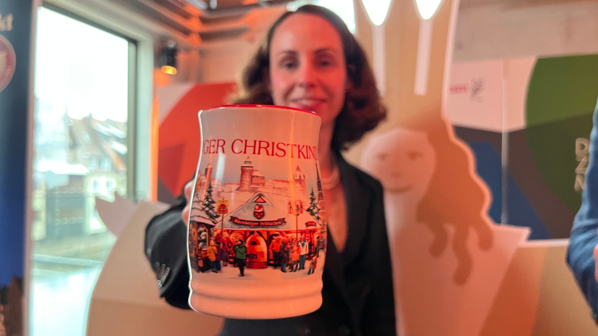 Wirtschaftsreferentin Andrea Heilmaier (CSU) präsentiert die neue Glühweintasse: Sie ist ab Freitag an allen Ständen auf dem Christkindlesmarkt in Gebrauch. Wirtschaftsreferentin Andrea Heilmaier (CSU) präsentiert die neue Glühweintasse: Sie ist ab Freitag an allen Ständen auf dem Christkindlesmarkt in Gebrauch.