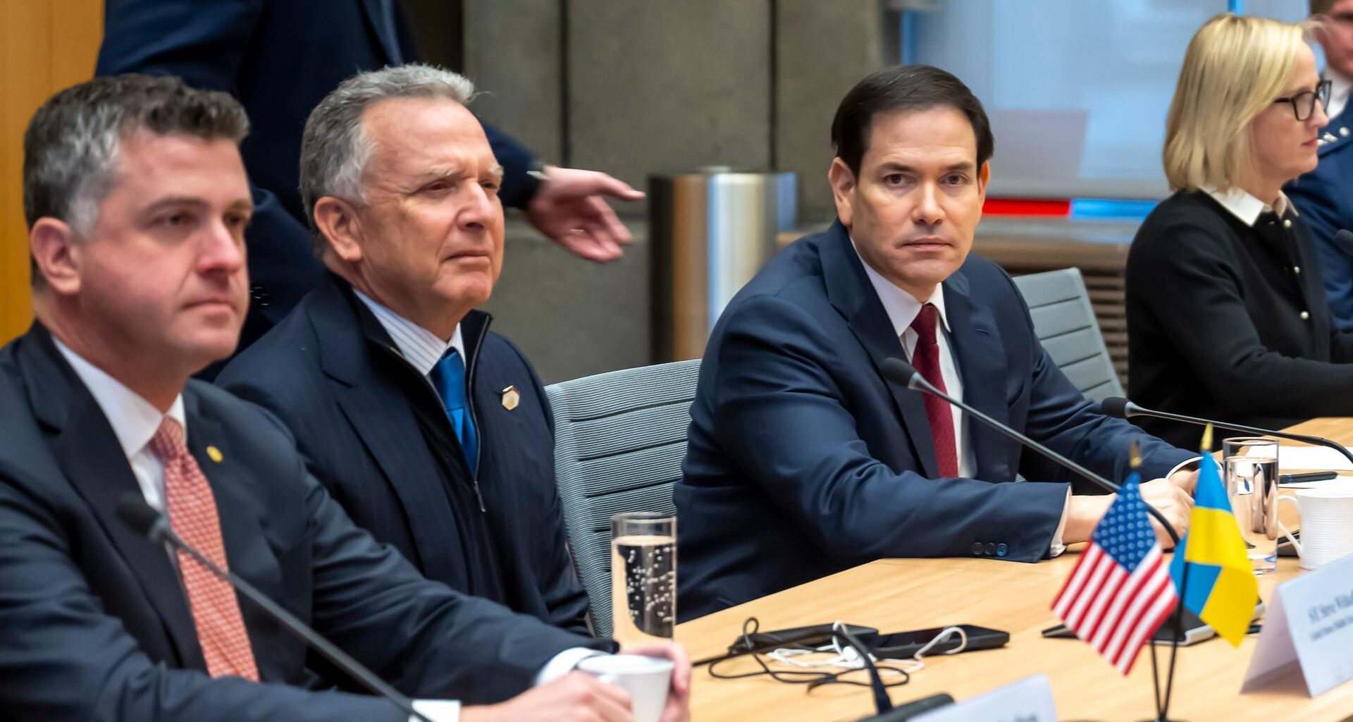 Der amerikanische Sondergesandte Witkoff (2.v.l.) und US-Außenminister Rubio (3.v.l.) sitzen an einem Tisch.