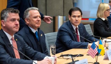 Der amerikanische Sondergesandte Witkoff (2.v.l.) und US-Außenminister Rubio (3.v.l.) sitzen an einem Tisch.