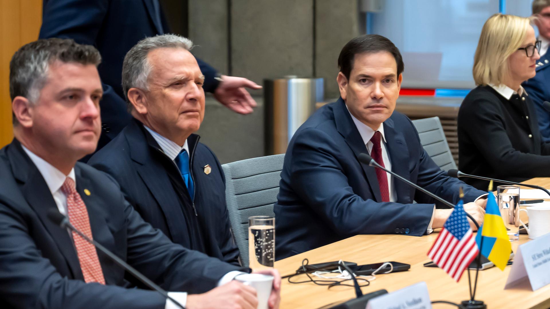Der amerikanische Sondergesandte Witkoff (2.v.l.) und US-Außenminister Rubio (3.v.l.) sitzen an einem Tisch. Der amerikanische Sondergesandte Witkoff (2.v.l.) und US-Außenminister Rubio (3.v.l.) sitzen an einem Tisch.