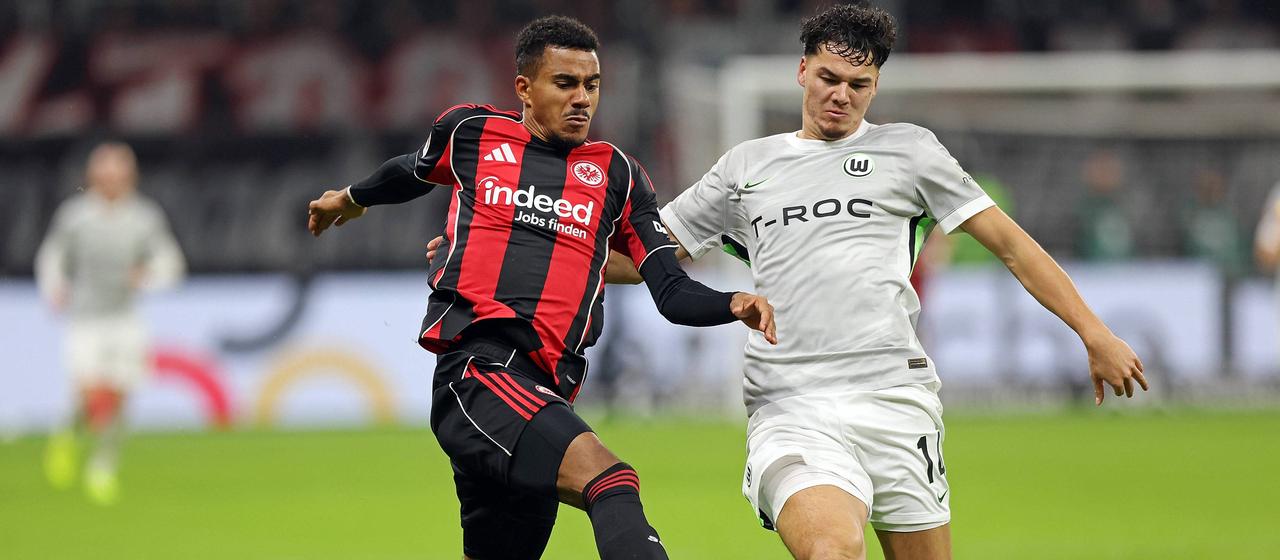 Ansgar Knauff im Zweikampf mit Jenson Seelt