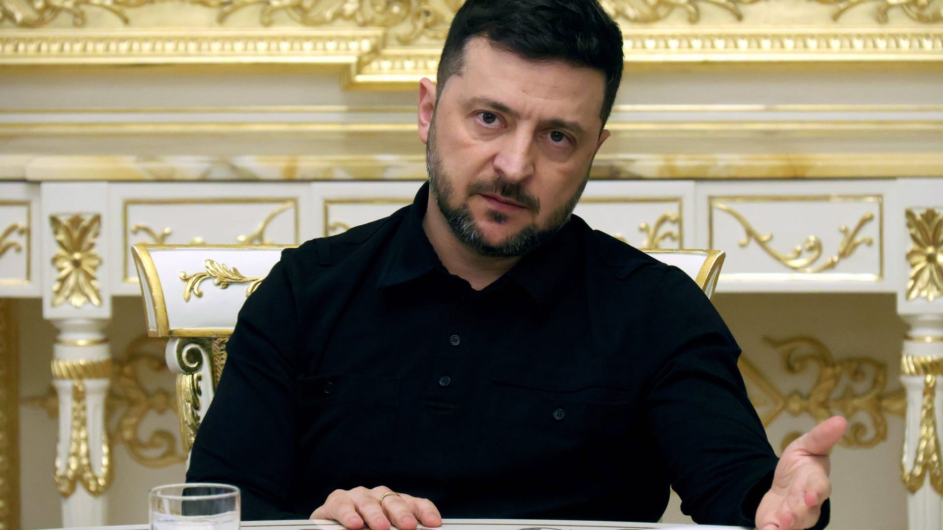 Wolodymyr Selenskyj bei einer Pressekonferenz (Archivbild): Kritiker werfen ihm vor, aus dem ehemaligen Chef des Stromnetzbetreibers einen Sündenbock zumachen.