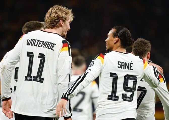 Der deutsche Mittelfeldspieler Nr. 19 Leroy Sané (rechts) jubelt mit dem deutschen Stürmer Nr. 11 Nick Woltemade, der das dritte Tor seiner Mannschaft im Fußballspiel der Gruppe A der FIFA-WM-Qualifikation 2026 zwischen Deutschland und der Slowakei in der Red Bull Arena in Leipzig, Ostdeutschland, am 17. November 2025 erzielt hat. (Foto: Odd ANDERSEN / AFP)