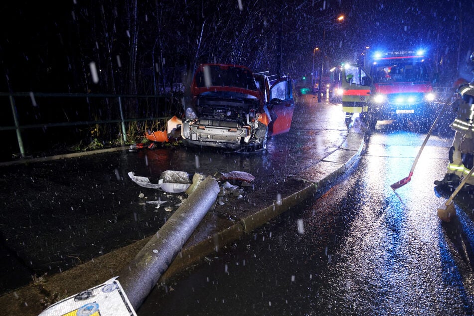 Crash in Chemnitz-Altendorf: Ein Ford knallte am Montagabend gegen eine Laterne.