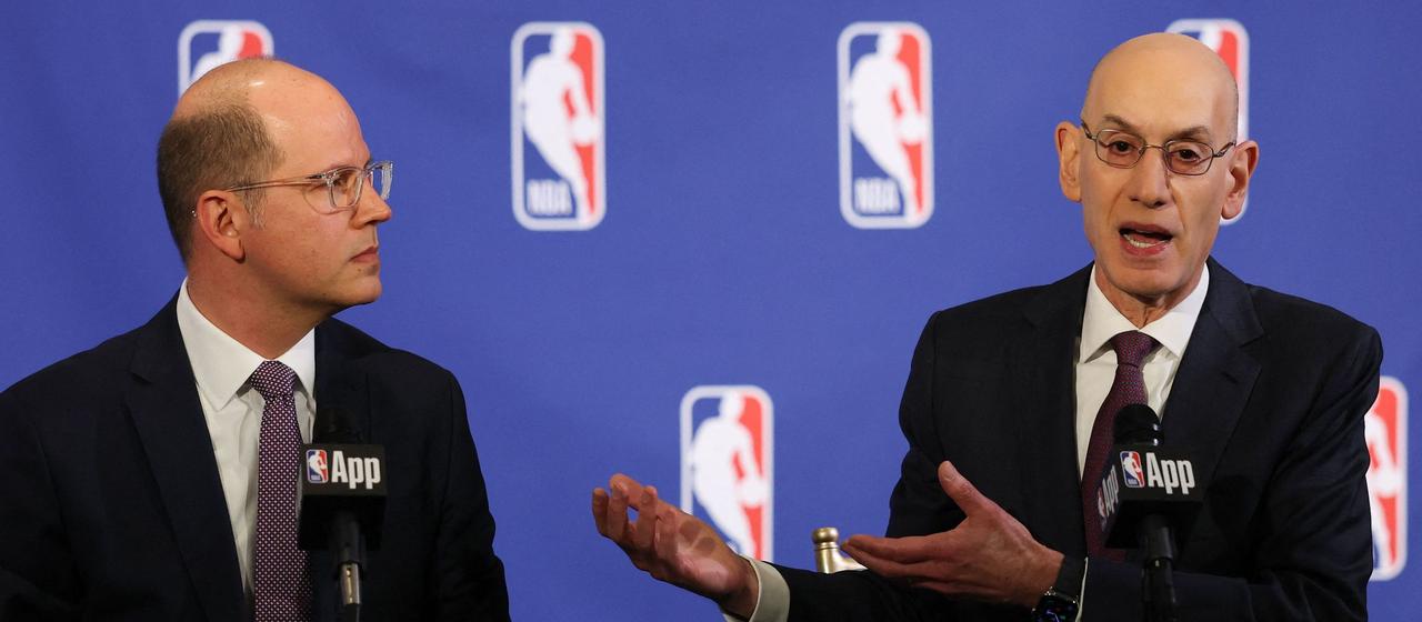 FIBA-Generalsekretär Andreas Zagklis (l.) mit NBA-Commissioner Adam Silver 