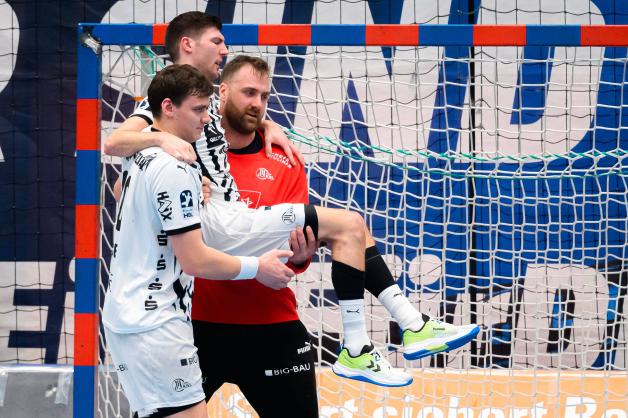 Lukas Zerbe musste von seinen Teamkollegen Andreas Wolff und Lukas Laube vom Feld getragen werden.