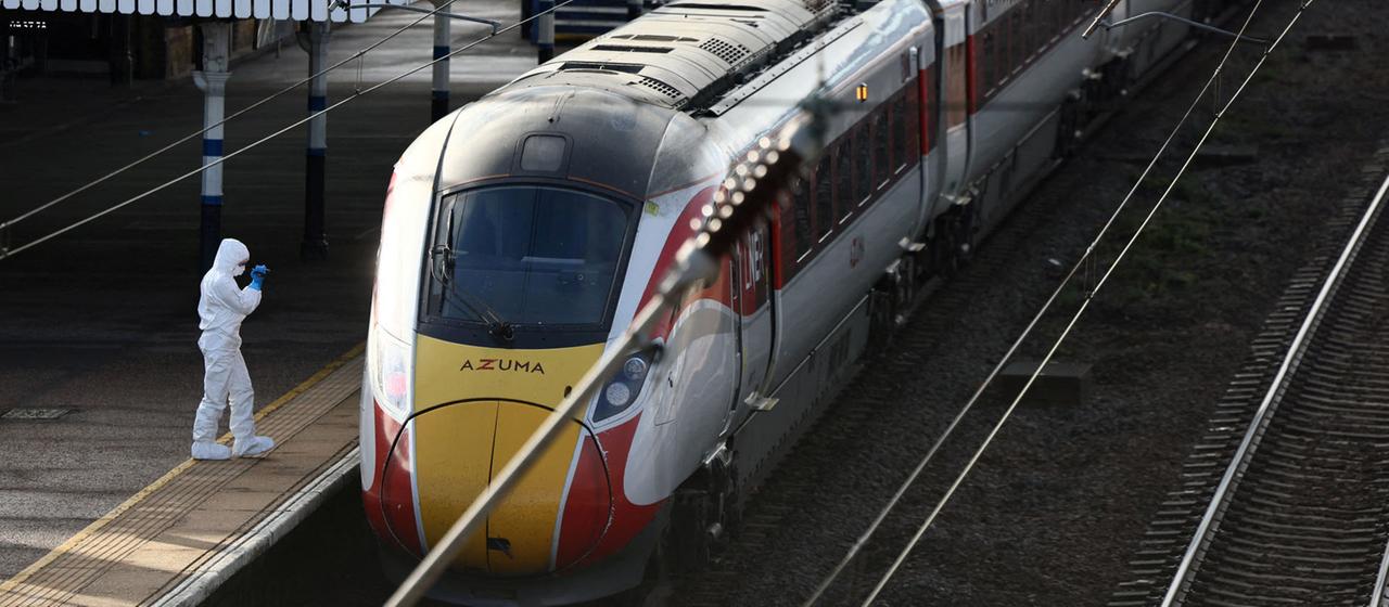 Ein Forensiker untersucht einen Zug der London North Eastern Railway (LNER).