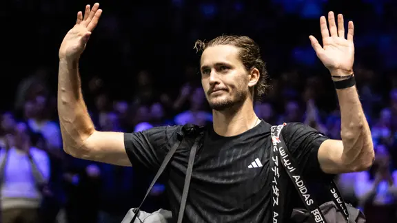 Tennis-Profi Alexander Zverev winkt ins Publikum 