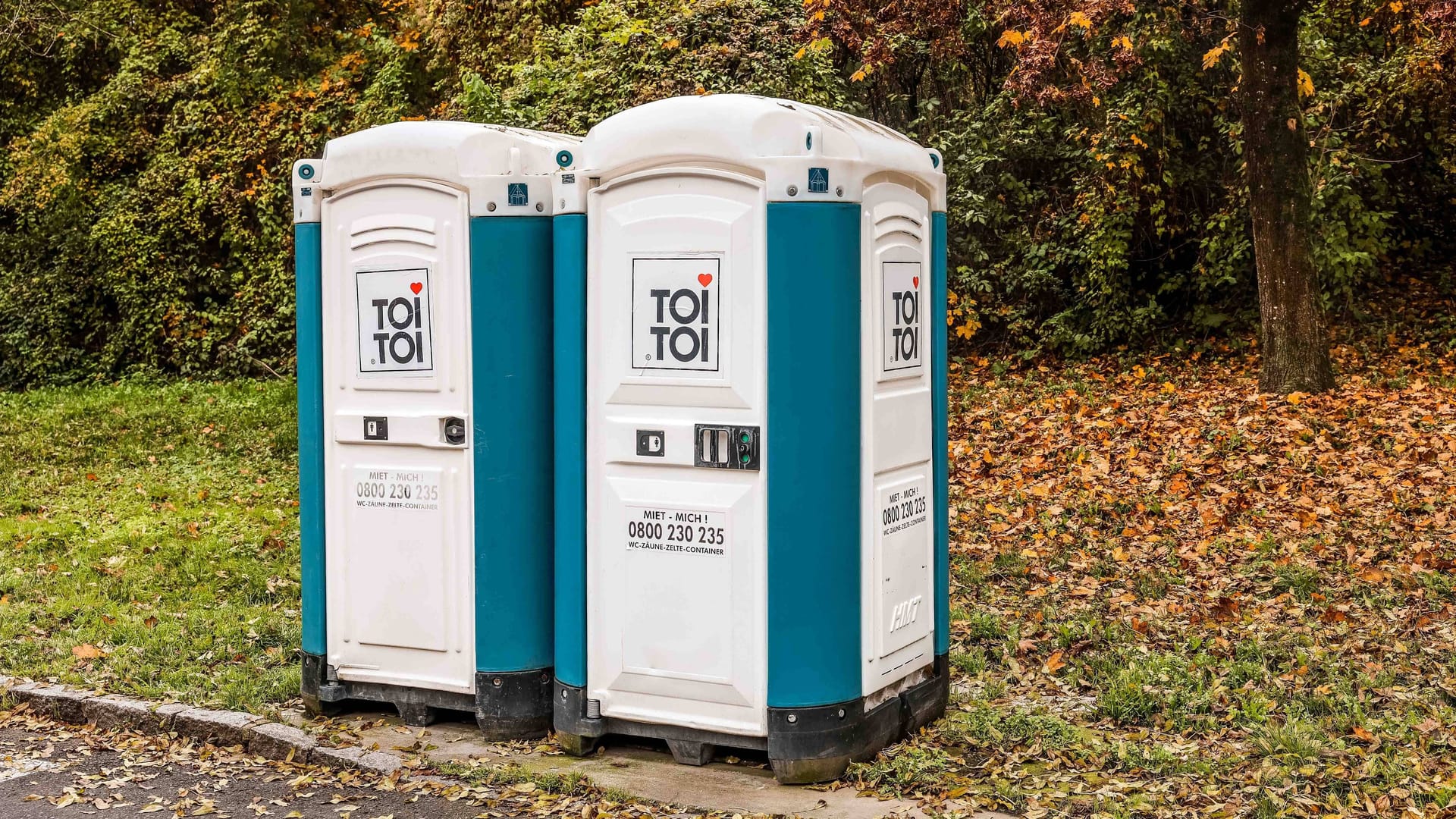Zwei Dixi-Toiletten (Symbolbild): In Wuppertal sind die Zustände in den öffentlichen WCs derart schlimm, dass ein Tatortreiniger beauftragt wurde.