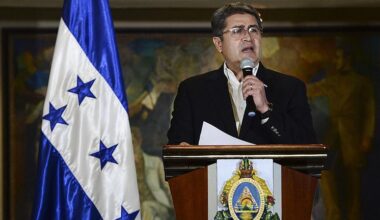 Porträt von Juan Orlando Hernández am Rednerpult.