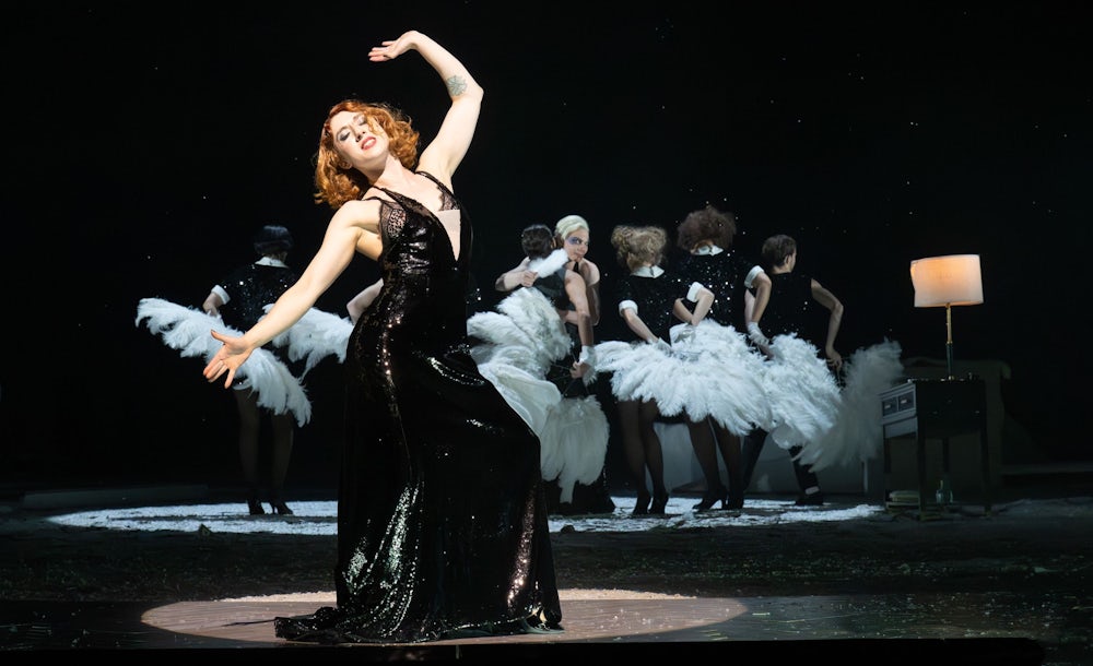 Freizügigkeit, Lust, Ekstase: „Cabaret“ ist am Residenztheater ein heißer Feger aus dem Babylon Berlin der Dreißiger – und beklemmend aktuell (Vassilissa Reznikoff als Sally Bowles).