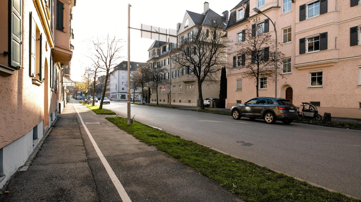 Für den Bau der neuen Straßenbahn-Trasse in Augsburg werden Bäume gefällt