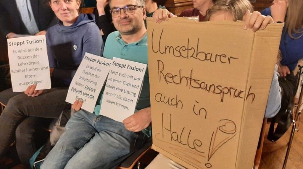 Stoppt Fusion: Sichtbarer Protest gegen die Pläne der Stadt im jüngsten Bildungsausschuss.