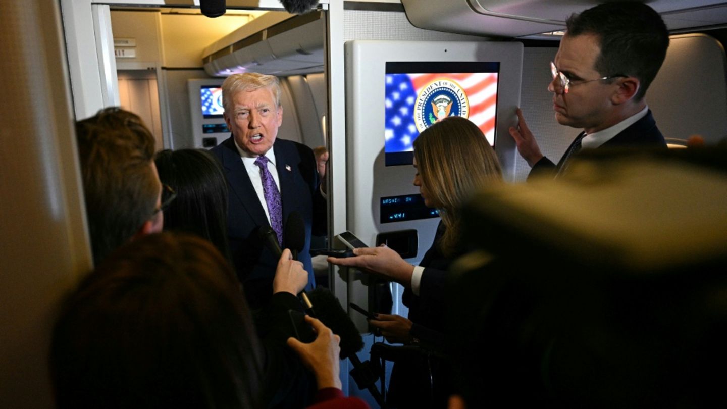 Trump mit Journalisten an Bord der Air Force One