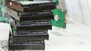 Wenn sich bei Systemhäusern die ausgedienten Festplatten und SSDs von Kunden stapeln, dann kann CBL Datenrettung die Entsorgung übernehmen, sofern sie Partner des Unternehmens sind. Brauchbare Komponenten wandern in das Ersatzteillager von CBL. (Bild: © Youril - stock.adobe.com)