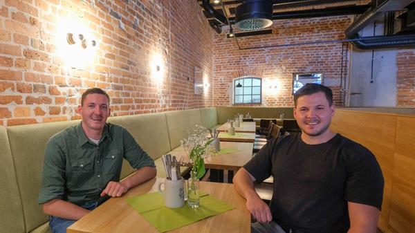 Das Bruderherz in der Nürnberger Luitpoldstraße 15 - Brauerei Gutmann - feierte im Mai ein Comeback - die neuen Betreibern Joscha und Leo Wiesinger übernahmen mit neuem Schwung und frischem Konzept das Ruder. Und mit ihrem frischen Wind hat sich auch das Logo des Restaurants geändert: Aus dem Bild eines Lausbuben mit Filzhut ist ein goldenes Herz geworden. Die Zwillingsbrüder bieten moderne fränkische Klassiker wie Fish and Chips mit einem fränkischen Twist. Das Bruderherz in der Nürnberger Luitpoldstraße 15 - Brauerei Gutmann - feierte im Mai ein Comeback - die neuen Betreibern Joscha und Leo Wiesinger übernahmen mit neuem Schwung und frischem Konzept das Ruder. Und mit ihrem frischen Wind hat sich auch das Logo des Restaurants geändert: Aus dem Bild eines Lausbuben mit Filzhut ist ein goldenes Herz geworden. Die Zwillingsbrüder bieten moderne fränkische Klassiker wie Fish and Chips mit einem fränkischen Twist.