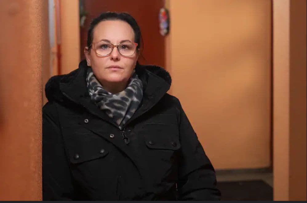 Die Berlinerin Stefani Fischer muss frieren, die Heizung in ihrer Wohnung ist ausgefallen. Tausende Mieter sind betroffen.