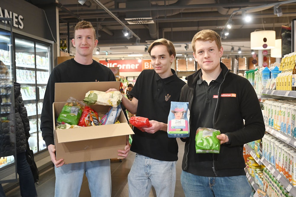Das Packteam vom Vollcorner-Bio-Supermarkt. 3000 Pakete füllen sie in diesem Jahr mit hochwertigen Lebensmitteln für bedürftige Menschen in München.