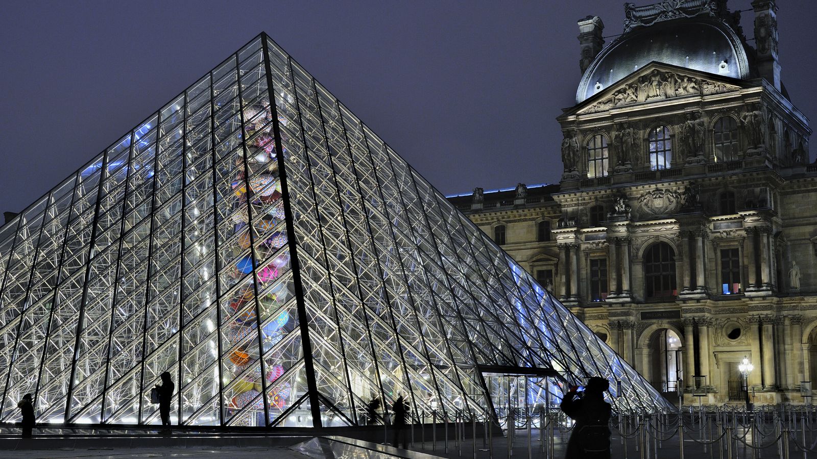 Wasserschaden im Louvre beschädigt hunderte Druckwerke