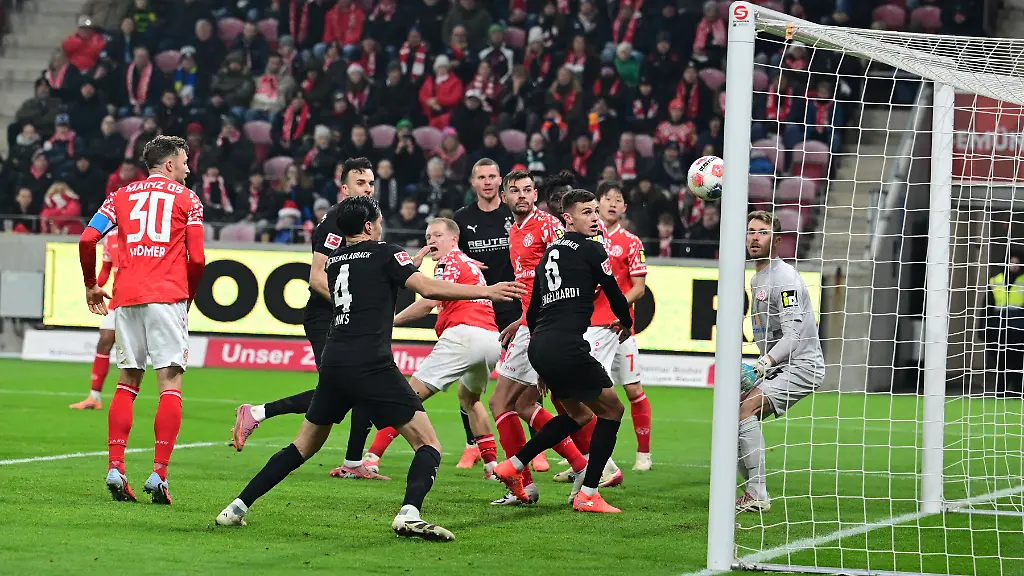 05-12-2025-Mainz-Fussball-Herren-Saison-2025-2026-1-FSV-Mainz-05-vs-Borussia-Moenchengladbach-Tor-zum-0-1-Danny-da-Costa-Mainz-verdeckt-faelscht-den-Ball-ins-eigene-Tor-ab-DFL-regulations-prohibit-any-use-of-photographs-as-image-sequences-and-or-quasi-video