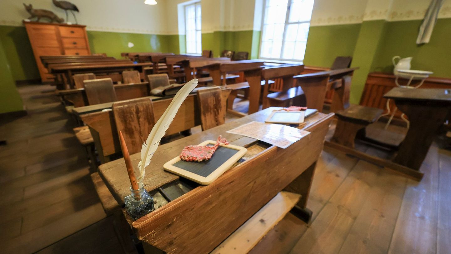 Mit zahlreichen Objekten zeigt die Sammlung, wie sich Schule und Lernen im Laufe der Zeit verändert haben. Foto: Jan Woitas/dpa