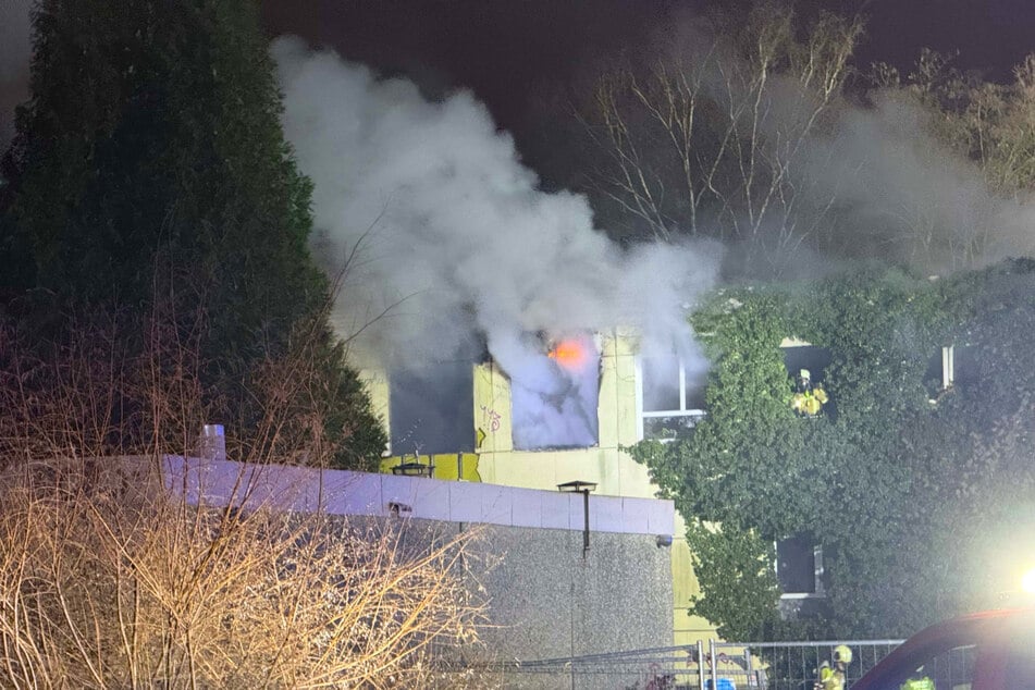 Flammen und dichter Rauch quollen aus einem Fenster des Gebäudes in der Kipsdorfer Straße.