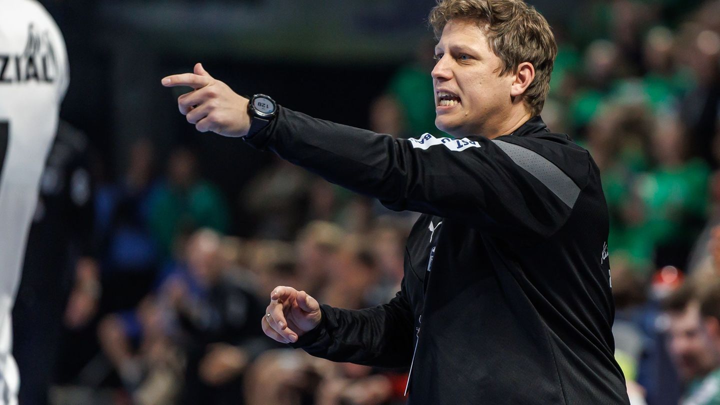 Trainer Nicolej Krickau und die Füchse Berlin spielten in Hannover. Foto: Andreas Gora/dpa