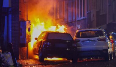 Nach einem Unfall in Wuppertal fangen ein Auto und ein Stromkasten Feuer. Foto: Matthi Rosenkranz/BlaulichtRheinlandNRW /dpa