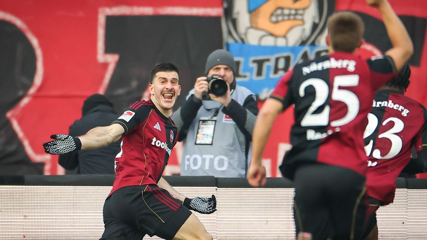 Luka Lotschoschwili (l) bejubelt sein erstes Tor für Nürnberg. Foto: Daniel Karmann/dpa