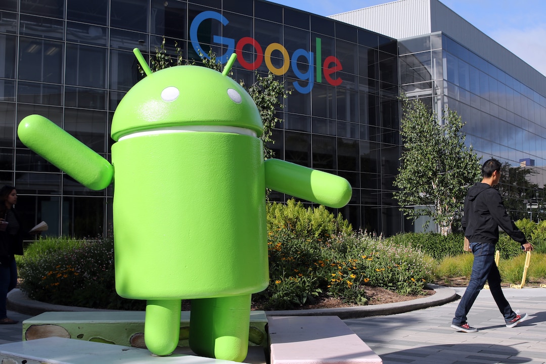 Android 16 zeigt erste Hinweise auf die Rückkehr separater Kacheln für Wi-Fi und mobile Daten im Quick Settings-Panel.