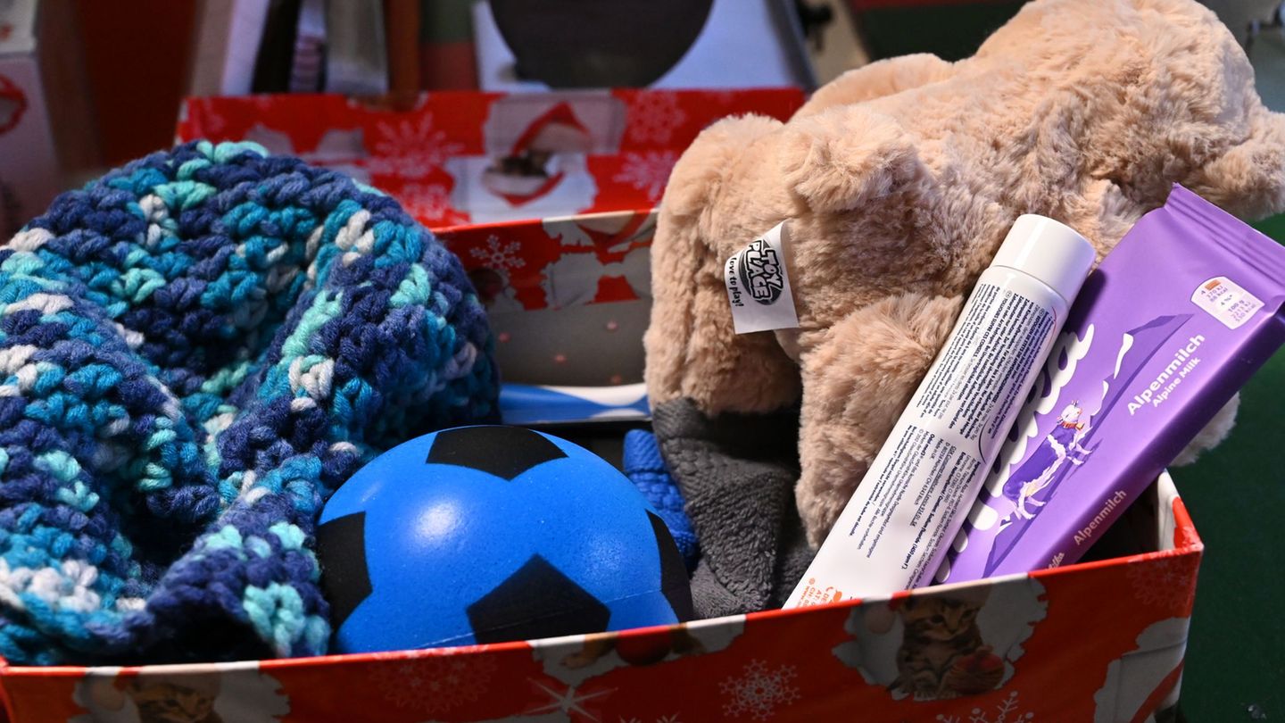 In der Berliner Weihnachtswerkstatt werden die Päckchen kontrolliert. Foto: Bernd Settnik/dpa-Zentralbild/ZB