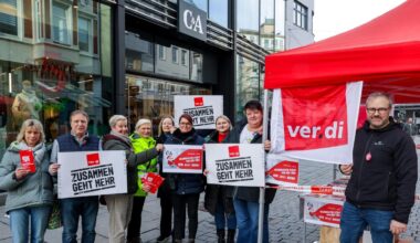 Verkäuferinnen gehen aus Protest auf die Straße